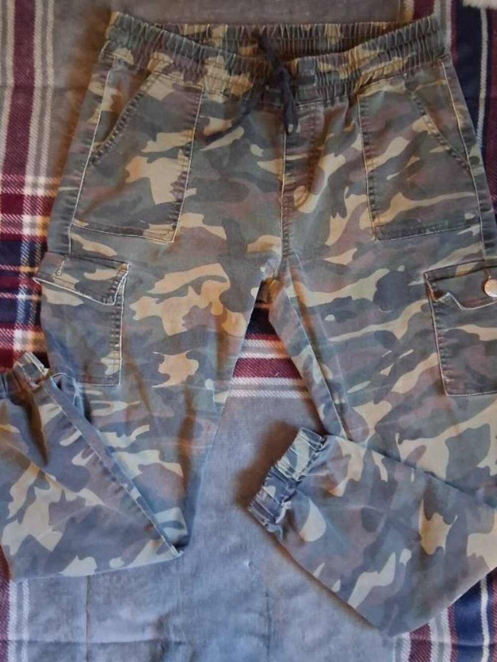 Women's V.I.P. Camo Cargo Joggers - Picture 2 of 7